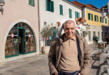 Slatka Jovi voli šetnju, posebno na Duškovim ramenima