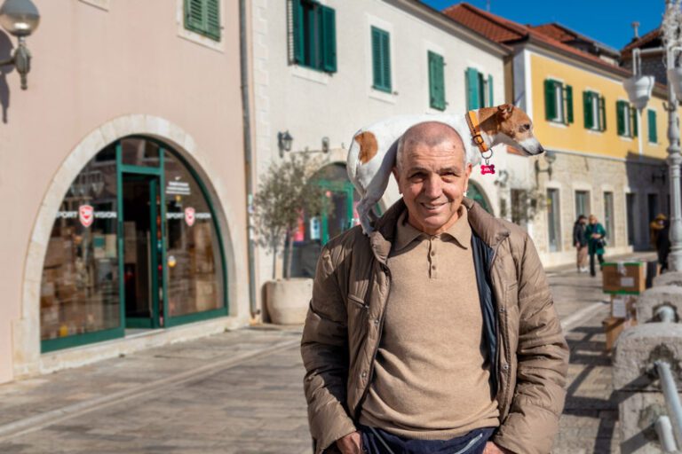 Slatka Jovi voli šetnju, posebno na Duškovim ramenima