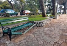 Oštećene klupe u Igalu