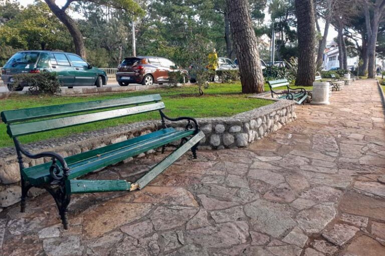 Oštećene klupe u Igalu
