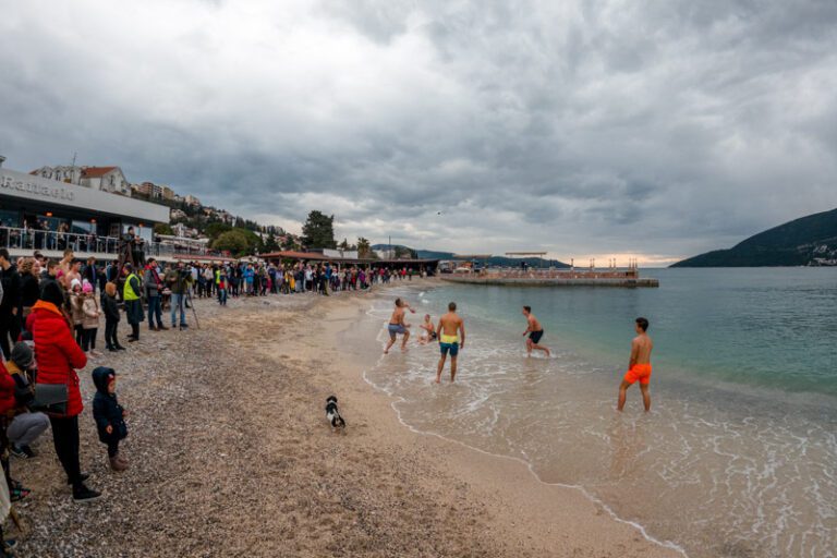 Picigin u plićaku na Toploj: Spektakl, finte, egzibicije čak 11 ekipa