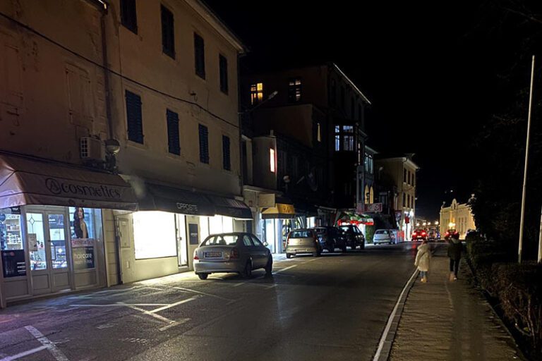 U mraku dio centra grada, Šetališta Pet Danica i mulo