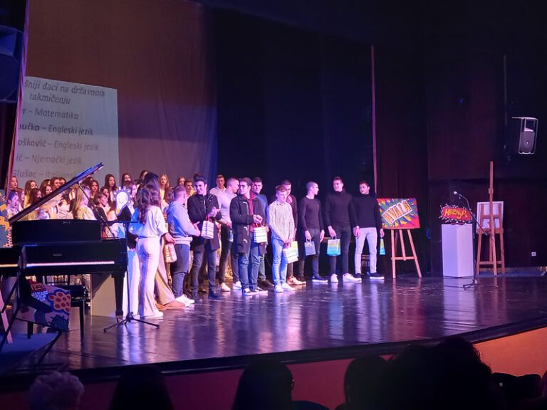 Akademija novskih srednjoškolaca sa snažnim porukama protiv mržnje i drugih društvenih anomalija