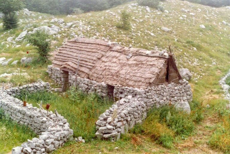 Koliba sa raženom slamom na Orjenu