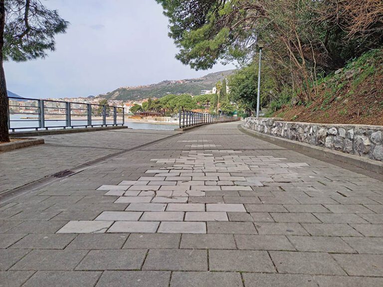 Ništa do ljeta od cijelog popločanog Šetališta Pet Danica, ostaju i rupe na Toploj, pukotine na Savini