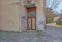 Oštećena fasada solitera Instituta otpada i prijeti prolaznicima