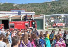 Osnovci sa vatrogascima učili o preventivi i gašenju požara