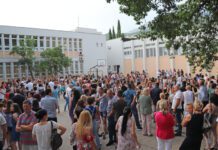Donirajte svečanu matursku odjeću, frizuru, šminkanje, asesoare
