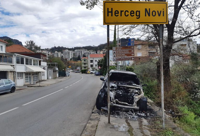 Požar na automobilu na Toploj
