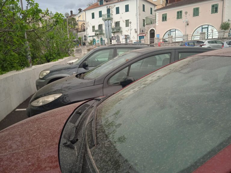 Poslije kiše “zažutio” Herceg Novi, niko ne zna zašto
