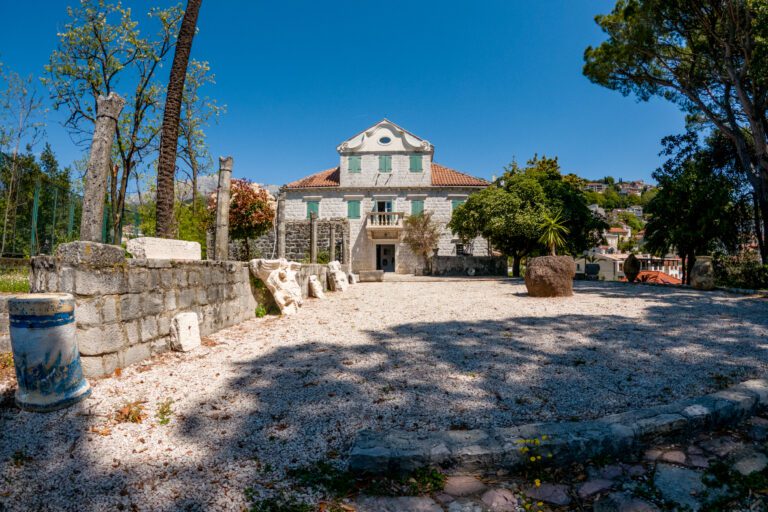 Spomenik u bronzi omiljenom načelniku Novog, Mirku Komnenoviću