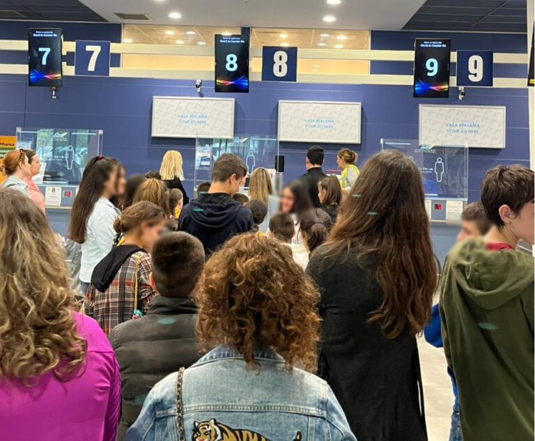 Djeca iz Dječijeg doma “Mladost” posjetila Aerodrom u Tivtu