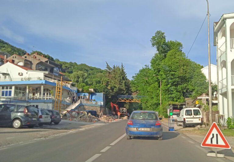 U Meljinama u toku izgradnja kanalizacije, saobraćaj jednom trakom