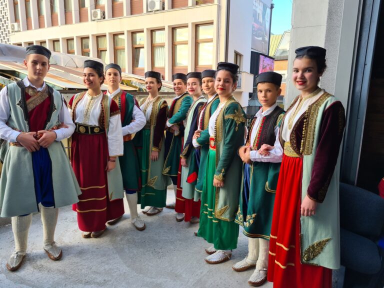 Mali folkloraši “Sloge” vraćaju se sa nastupa iz Čačka