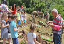 Barani sadili masline sa mladim Novljanima i pripadnicima Vojske