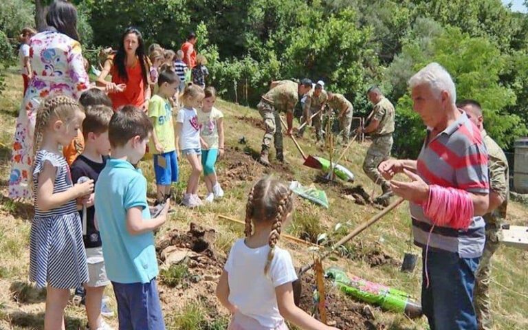 Barani sadili masline sa mladim Novljanima i pripadnicima Vojske