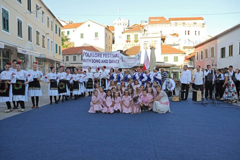 Festival folklora podno Gradske tore