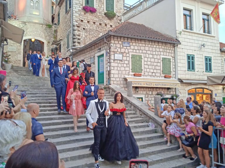 Maturske večeri bez “tihog luksuza”: Asimetrija, til, korseti, “šljašteći” detalji, uzbuđenje, trošak…