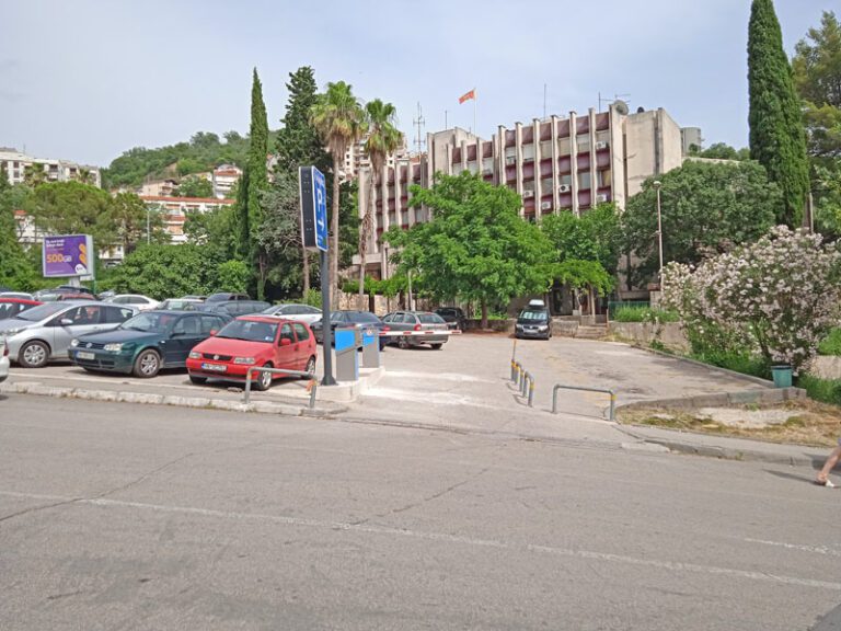 Na parkinzima Topla i Savina besplatan parking dok djecu odvedete u školu ili vrtić