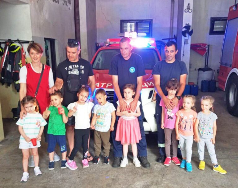 Mališani vrtića sa Savine posjetili vatrogasce