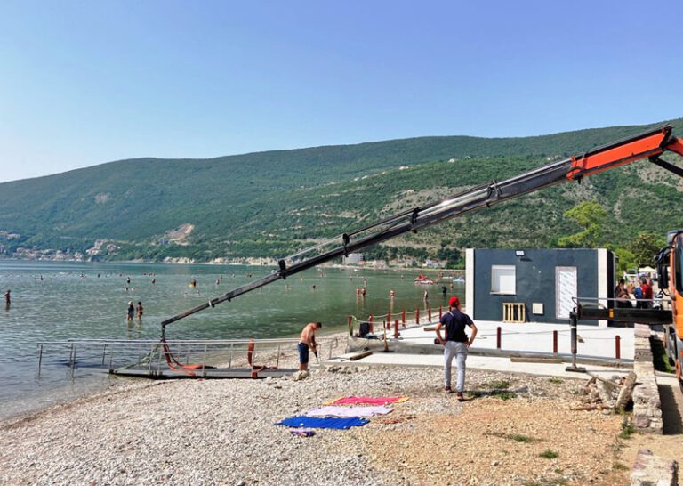 Na plaži u Igalu rampa za lakši ulazak u more osoba sa invaliditetom