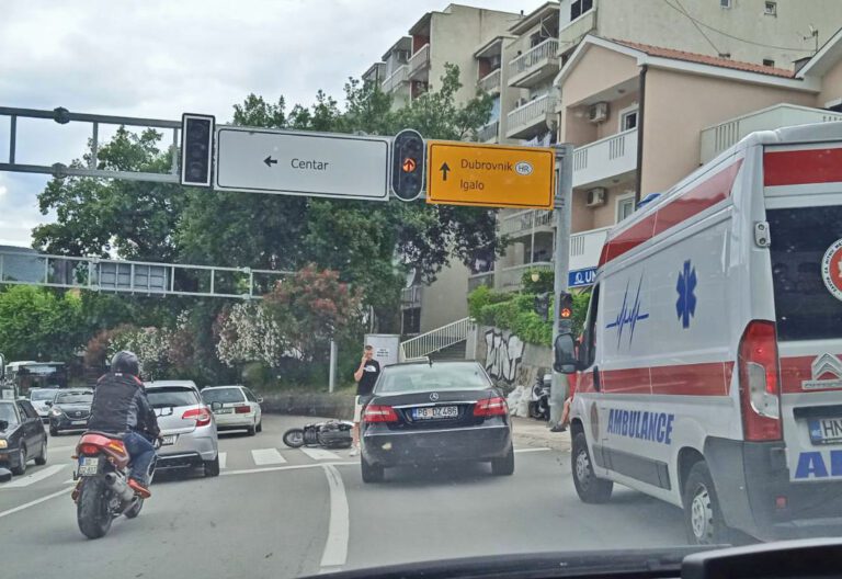 Na semaforima oboren motociklista