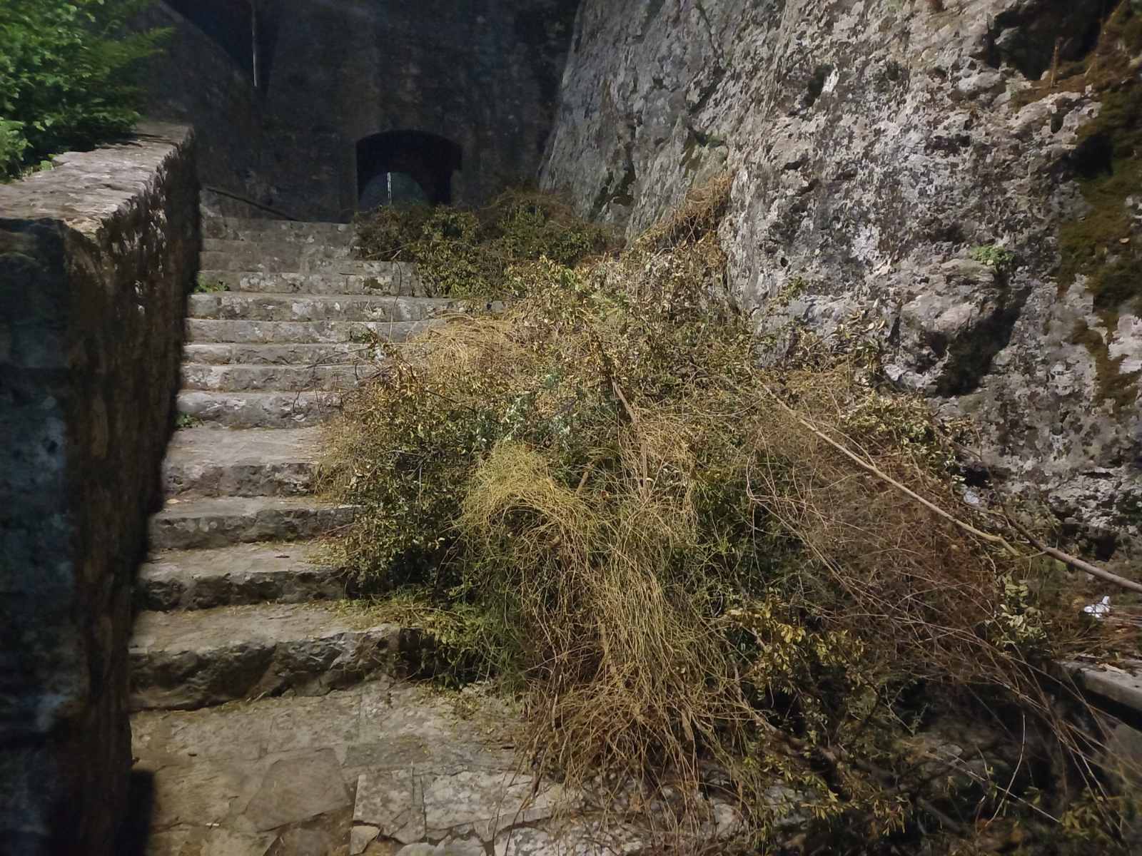 Očišćene zidine tvrđave Forte Mare, a otpad danima na skalinima ...