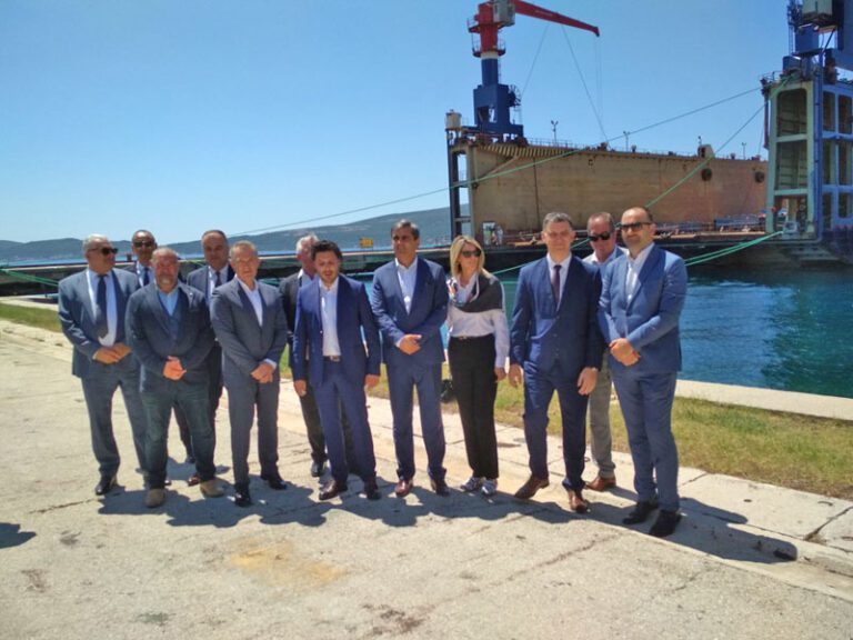 Abazović sa ministrima obilazi plutajući dok za remont superjahti u Bijeloj