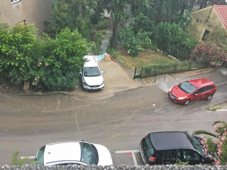 Za sat palo 17 l kiše, do kraja dana olujna bura