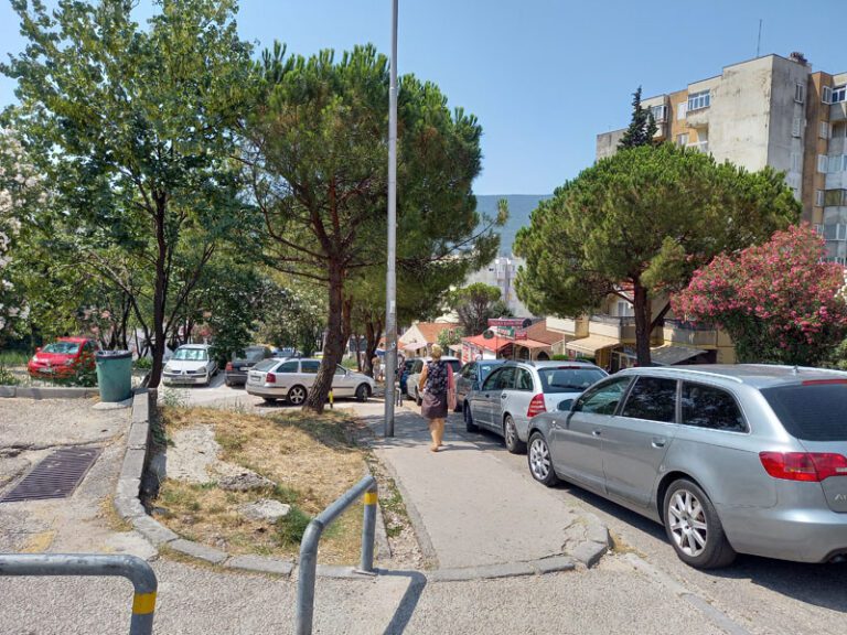 Na Toploj parkiraju pored garaže, na putu