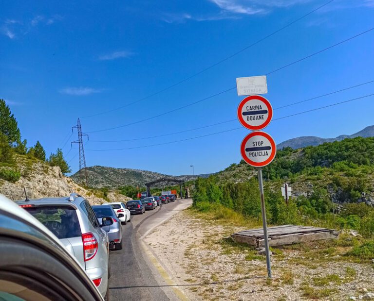 Kilometarske kolone i višesatna čekanja na graničnim prelazima, saobraćajnicama, trajektima…