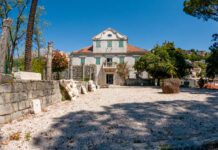 Muzej grada Šibenika predstavlja dio arheoloških nalazišta iz praistorije i antike u bašti Muzeja Mirko Komnenović