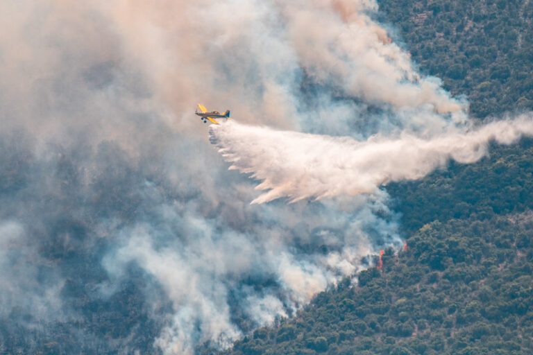 Avion Direktorata gasi požar iznad Njivica