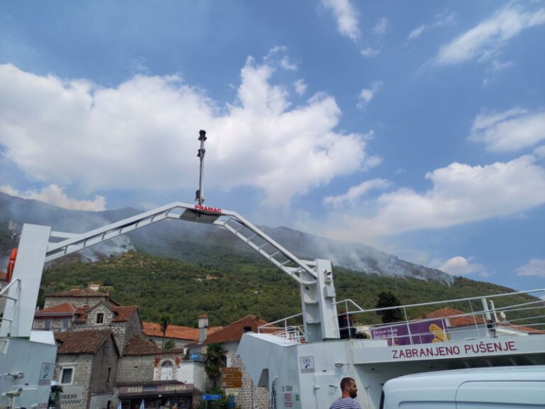 Goste u Boki dočekuju i ispraćaju požari, vatrogascima pomagali avion i helikopter