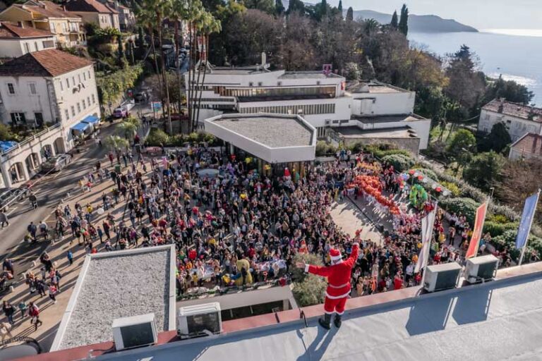 Dječija Nova godina okupila i obradovala na stotine mališana