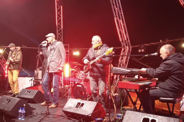 “Perper” u Portonovom: Vrijedilo je čekati koncert za pamćenje 