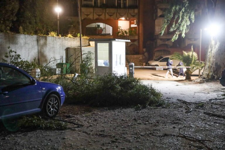 Jak vjetar do 70 km/h lomi stabla, obara stubove rasvjete…