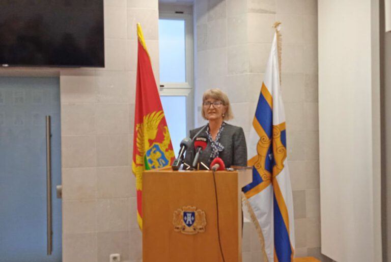 Odgovor dr Krivokapić ministru Šćekiću: Moja partija je hirurgija, tražim bolnicu u ime zaposlenih i građana