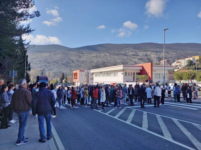 Protest osoblja Instituta Igalo: Ispred zgrade i na magistrali