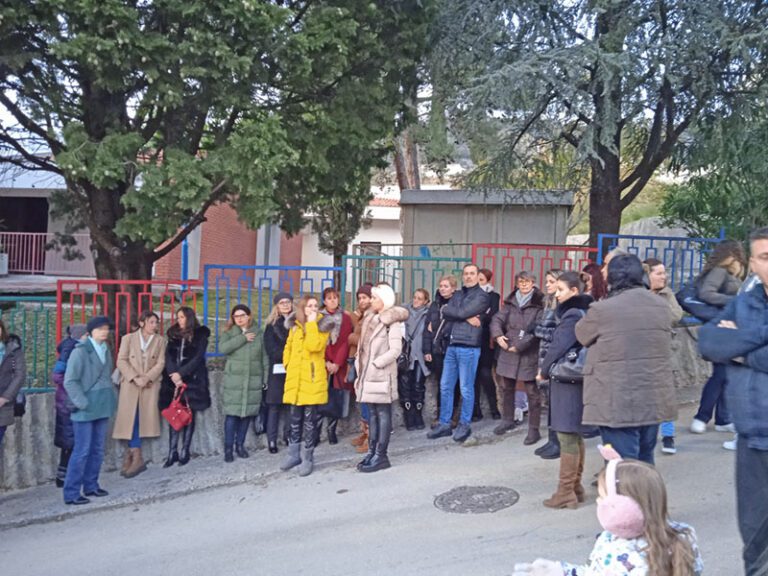 Zaposleni i roditelji protiv mobinga direktorice JPU “Naša radost”