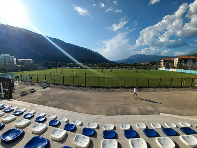 Uređenje pomoćnog terena FK Igalo, postavljanje vještačke trave