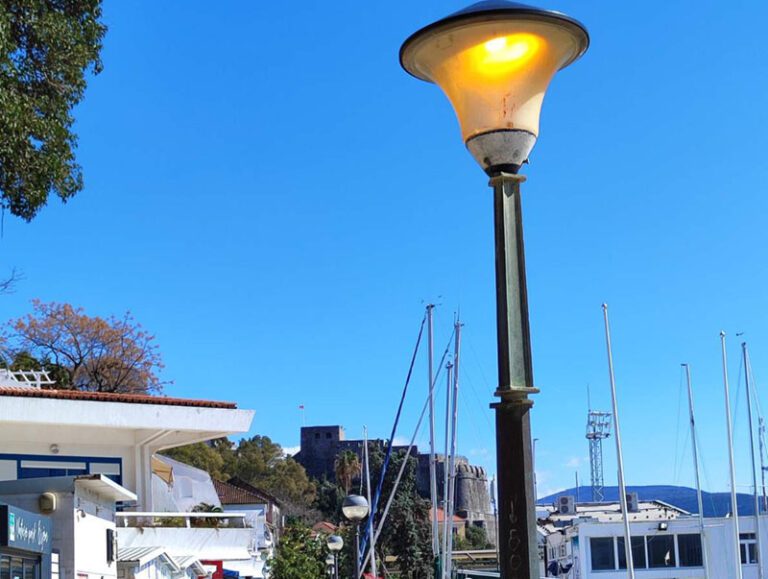 Rasvjeta upaljena po danu jer popravljaju lampe