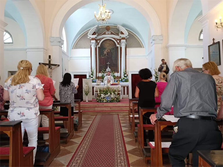 Uskršnja čestitka don Siniše Jozića: Ako živi Krist, živjećemo i mi