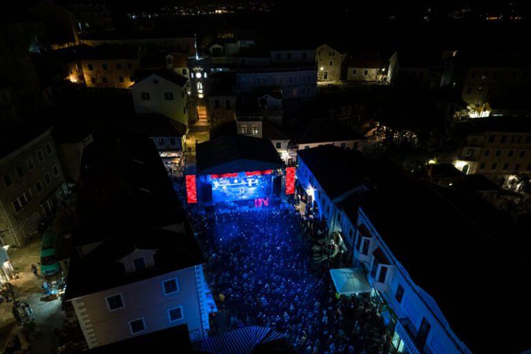 Na Trgu Nikole Đurkovića održan muzički program „Flower Power“