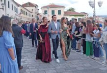 Lijepe maturantkinje i maturanti u defileu kroz Novi