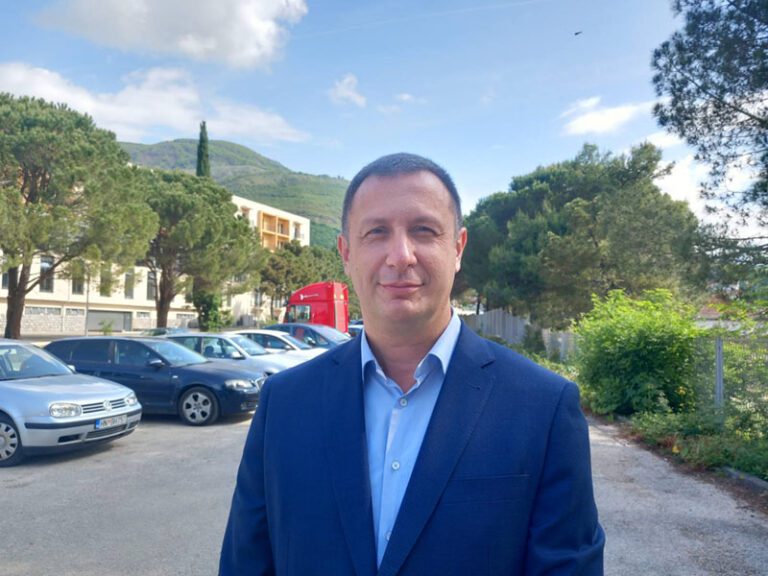 Mračević: Tako ne izgleda, ali biće u roku završeno šetalište u Igalu