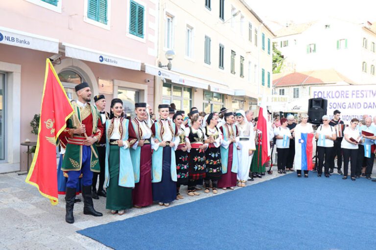 Festival folklora podno Tore