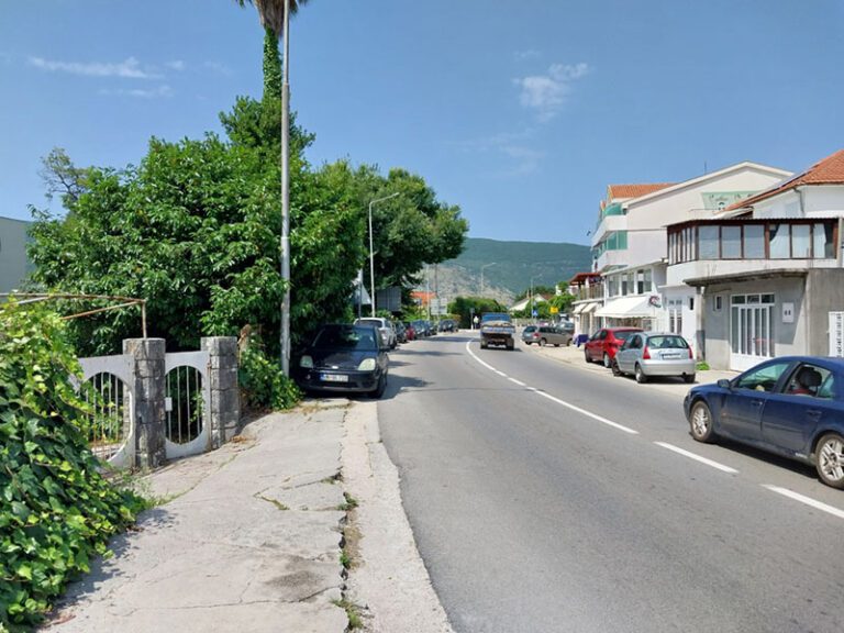 Trotoar na Toploj godinama zauzimaju vozila, pješaci istjerani na magistralu, do kada!?