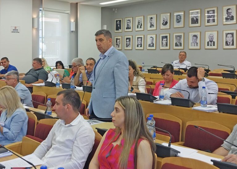 Odbornici ponovo u skupštinske klupe 6. septembra