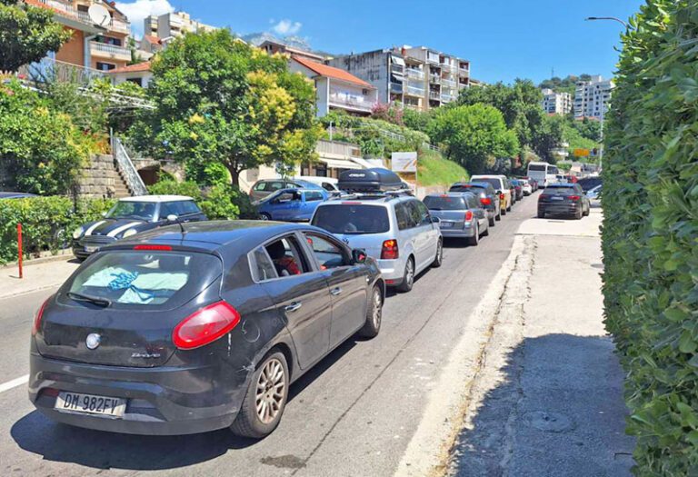 “Špic” sezone, kolone u saobraćaju magistralom i na dva granična prelaza